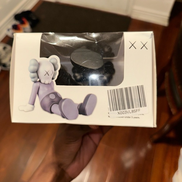 KAWS TRENDY ORNAMENTS Black in Box XX Kaw M Collectible Art NEW sitting - Picture 5 of 6